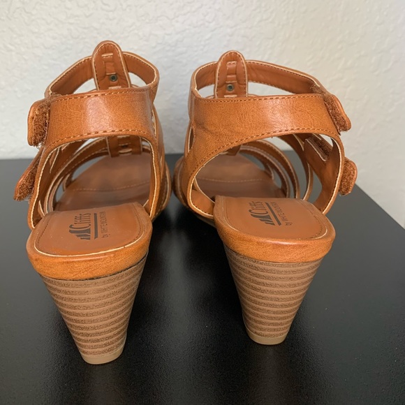 Cliffs brown strappy heeled sandal - Picture 4 of 5